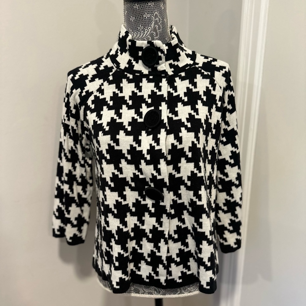 John Paul Richard Womens Sz: M 3/4 Bell Sleeve Black & White Houndstooth Sweater